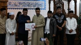 Walikota Sungai Penuh, Alfin saat memberikan bantuan CSR pada Safari Ramadhan di Masjid Baiturahaman Sungai Penuh.