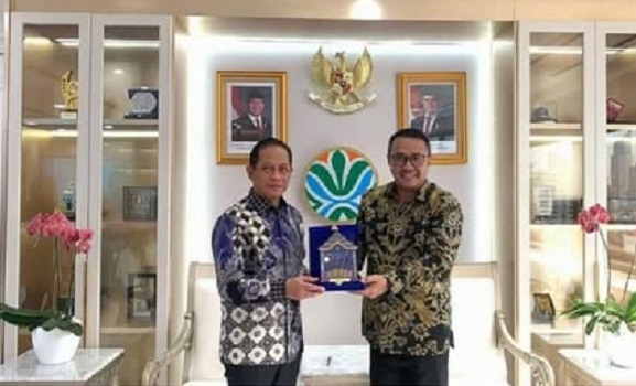 Wali Kota Sungai Penuh, Alfin, bertemu langsung dengan Menteri Lingkungan Hidup, Hanif Faisol Nurofiq, di Kantor Kementerian Lingkungan Hidup RI