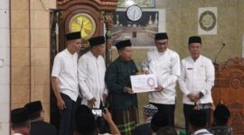 Wali Kota Sungai Penuh, Alfin saat menyerahkan Bantuan Rp5 Juta untuk Pembangunan Masjid di Sungai Bungkal