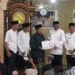 Wali Kota Sungai Penuh, Alfin saat menyerahkan Bantuan Rp5 Juta untuk Pembangunan Masjid di Sungai Bungkal
