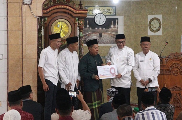 Wali Kota Sungai Penuh, Alfin saat menyerahkan Bantuan Rp5 Juta untuk Pembangunan Masjid di Sungai Bungkal