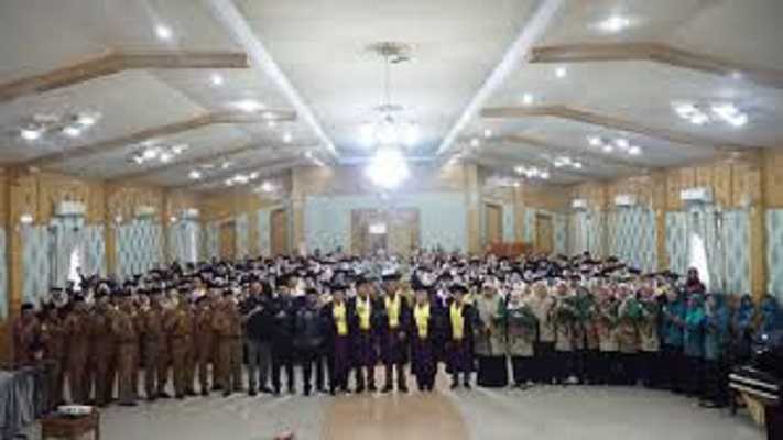Bupati Sarolangun, H Hurmin saat hadiri wisuda lansia