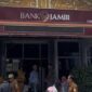 Suasana padat antrian pennarikan uang di Bank Jambi cabang Sungai Penuh