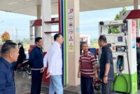 Wakil Bupati Kerinci, H Murison saat mendampingi Anggota DPR RI Syarif Fasya pantau distribusi BBM di Kerinci