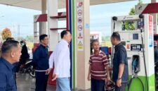 Wakil Bupati Kerinci, H Murison saat mendampingi Anggota DPR RI Syarif Fasya pantau distribusi BBM di Kerinci