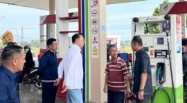 Wakil Bupati Kerinci, H Murison saat mendampingi Anggota DPR RI Syarif Fasya pantau distribusi BBM di Kerinci
