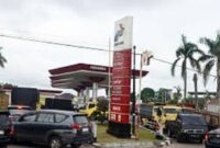 Tampak aktivitas pengisian BBM di salah satu SPBU di Jambi
