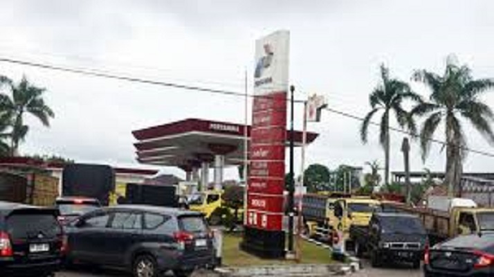 Tampak aktivitas pengisian BBM di salah satu SPBU di Jambi