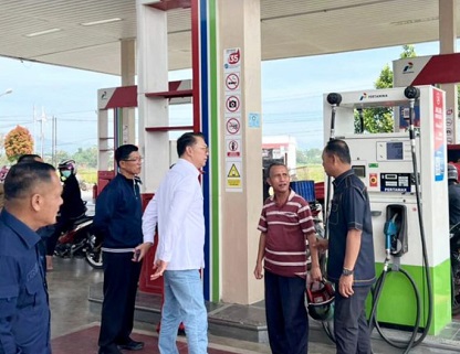 Wakil Bupati Kerinci, H Murison saat mendampingi Anggota DPR RI Syarif Fasya pantau distribusi BBM di Kerinci
