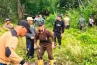 Gotong Royong Anggota kodim dengan warga , dilokasi bakal pembangunan KDMP