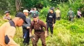 Gotong Royong Anggota kodim dengan warga , dilokasi bakal pembangunan KDMP