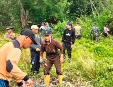 Gotong Royong Anggota kodim dengan warga , dilokasi bakal pembangunan KDMP