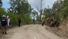 Kadis PUPR Kerinci, Maya Novefry saat memantau langsung pelaksanaan pembersihan bahu jalan Pidung-Pulau Sangkar.