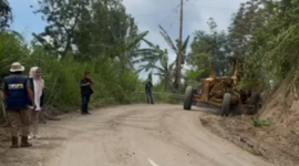 Kadis PUPR Kerinci, Maya Novefry saat memantau langsung pelaksanaan pembersihan bahu jalan Pidung-Pulau Sangkar.