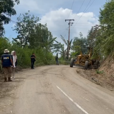 Kadis PUPR Kerinci, Maya Novefry saat memantau langsung pelaksanaan pembersihan bahu jalan Pidung-Pulau Sangkar.