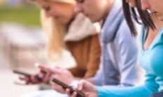 Gen Z Mulai Tinggalkan Smartphone, Pilih HP Ini