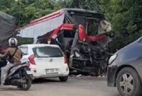 Tampak Bus PO Ohana yang mengalami rusak parah setelah kecelakaan dengan rukbox di jalan lintas timur sumatera