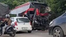Tampak Bus PO Ohana yang mengalami rusak parah setelah kecelakaan dengan rukbox di jalan lintas timur sumatera