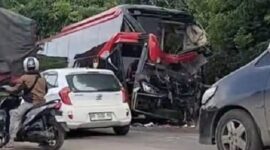 Tampak Bus PO Ohana yang mengalami rusak parah setelah kecelakaan dengan rukbox di jalan lintas timur sumatera