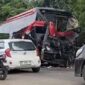 Tampak Bus PO Ohana yang mengalami rusak parah setelah kecelakaan dengan rukbox di jalan lintas timur sumatera