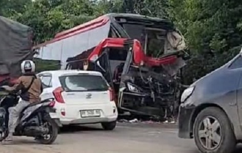 Tampak Bus PO Ohana yang mengalami rusak parah setelah kecelakaan dengan rukbox di jalan lintas timur sumatera