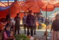 Walikota Sungai Penuh, Azhar Hamzah saat memantau penataan ulang pasar tanjung bajure