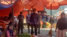 Walikota Sungai Penuh, Azhar Hamzah saat memantau penataan ulang pasar tanjung bajure