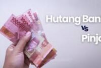 Ilustrasi utang pinjol vs uang bank