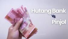 Ilustrasi utang pinjol vs uang bank