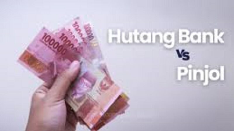 Ilustrasi utang pinjol vs uang bank