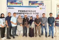 Foto Bersama Kepala Desa Sanggaran Agung Haidirwanto foto bersama Jaksa Pengacara Negara Plt Kasi Datun Yupran Susanto SH MH dan Team Leader Perizinan dan Pertanahan UPP Sumbagteng 3 Moh Ainun Hanafi di Desa Sanggaran Agung, Kabupaten Kerinci