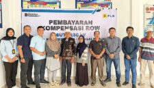 Foto Bersama Kepala Desa Sanggaran Agung Haidirwanto foto bersama Jaksa Pengacara Negara Plt Kasi Datun Yupran Susanto SH MH dan Team Leader Perizinan dan Pertanahan UPP Sumbagteng 3 Moh Ainun Hanafi di Desa Sanggaran Agung, Kabupaten Kerinci