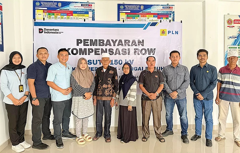Foto Bersama Kepala Desa Sanggaran Agung Haidirwanto foto bersama Jaksa Pengacara Negara Plt Kasi Datun Yupran Susanto SH MH dan Team Leader Perizinan dan Pertanahan UPP Sumbagteng 3 Moh Ainun Hanafi di Desa Sanggaran Agung, Kabupaten Kerinci