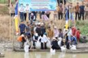 Gubernur Jambi, H Alharis didampingi Walikota Sungai Penuh, Alfin saat gelar restoking ikan di sungai batang merao
