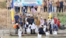 Gubernur Jambi, H Alharis didampingi Walikota Sungai Penuh, Alfin saat gelar restoking ikan di sungai batang merao
