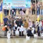 Gubernur Jambi, H Alharis didampingi Walikota Sungai Penuh, Alfin saat gelar restoking ikan di sungai batang merao
