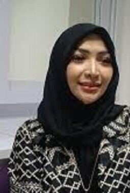 Mandiri di Tengah Tantangan, Roro Fitria Jualan Kue Ramadan