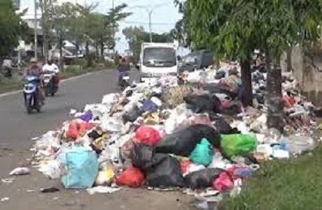 Tumpukan sampah dengan volume terus meningkat hantui kota jambi
