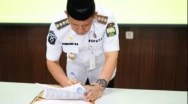 Bupati Muaro Jambi, BBS saat menandatangani Nota Kesepakatan bersama Pengadilan Negeri Sengeti dan Kantor Pertanahan Kabupaten Muaro Jambi
