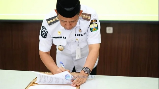 Bupati Muaro Jambi, BBS saat menandatangani Nota Kesepakatan bersama Pengadilan Negeri Sengeti dan Kantor Pertanahan Kabupaten Muaro Jambi
