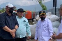 Gubernur Jambi, H Alharis didampingi Walikota Sungai Penuh, Alfin saat Kunjungi TPST Renah Kayu Embun