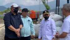 Gubernur Jambi, H Alharis didampingi Walikota Sungai Penuh, Alfin saat Kunjungi TPST Renah Kayu Embun