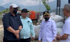 Gunakan Masker, Gubernur Jambi Kunjungi TPST RKE