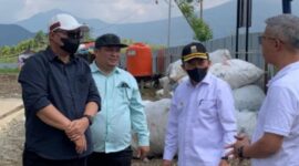 Gubernur Jambi, H Alharis didampingi Walikota Sungai Penuh, Alfin saat Kunjungi TPST Renah Kayu Embun