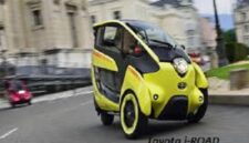 Tampilan Toyota i-ROAD mobil listrik roda tiga lincah dari toyota
