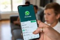 Ilustrasi Orang tua memantau aktivitas whatsapp anaknya