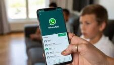 Ilustrasi Orang tua memantau aktivitas whatsapp anaknya
