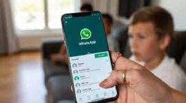 Ilustrasi Orang tua memantau aktivitas whatsapp anaknya