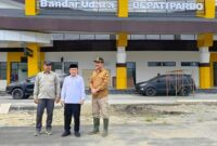 Gubernur Jambi, H Alharis didampingi Bupati Kerinci, Monadi saat meninjau  terminal baru bandara depati parbo