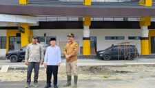 Gubernur Jambi, H Alharis didampingi Bupati Kerinci, Monadi saat meninjau  terminal baru bandara depati parbo